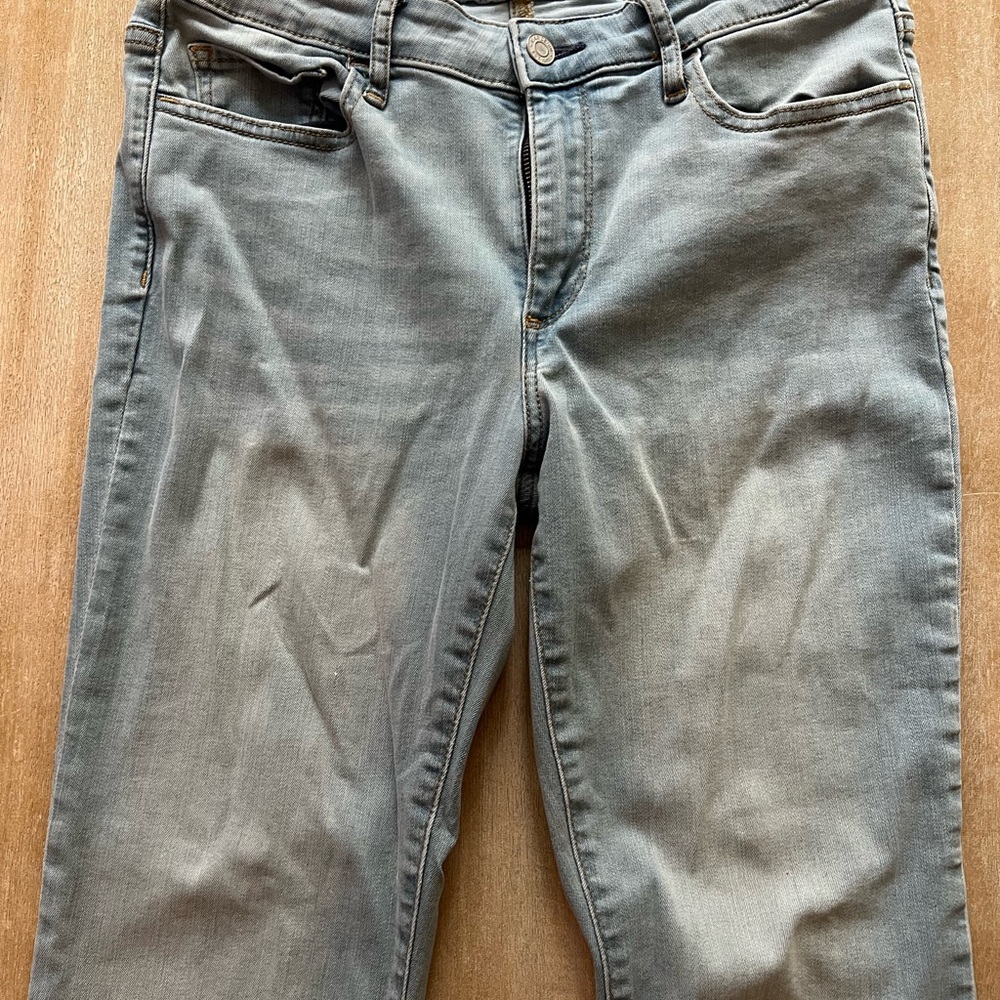 GAP Women Soft Denim Cropped Distressed Jeans Size 28 Regular - mint condition!